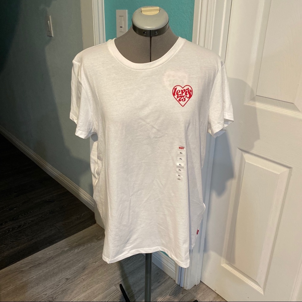 Levi’s Heart Graphic Tee